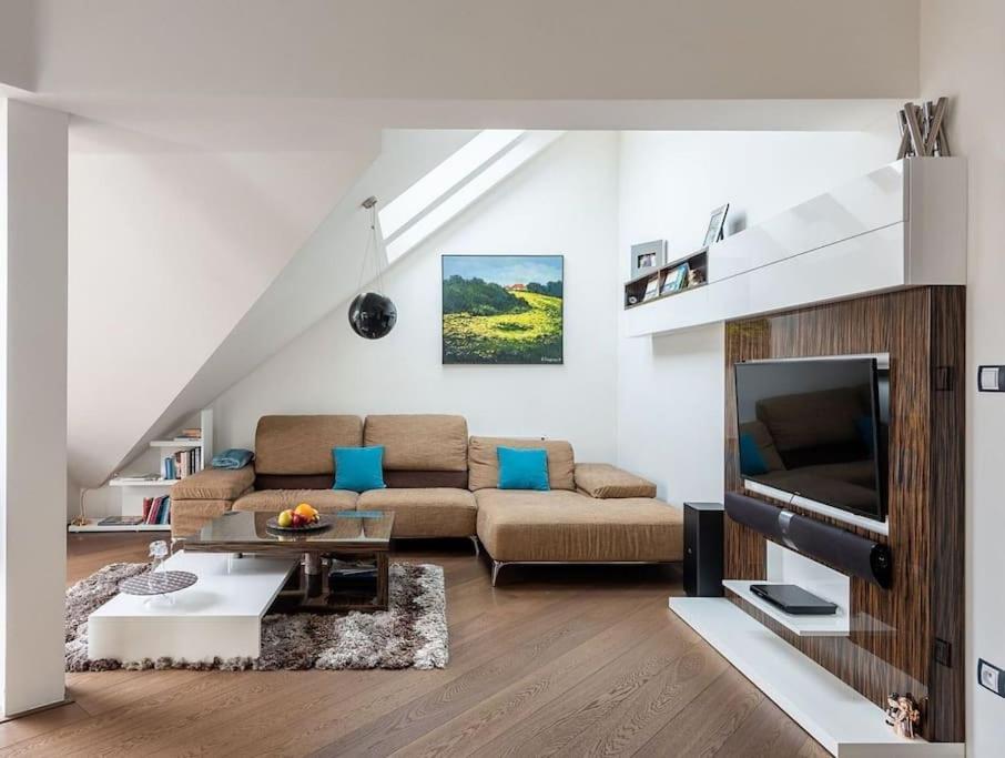 Luxusni S Terasou A Garazi Apartmán