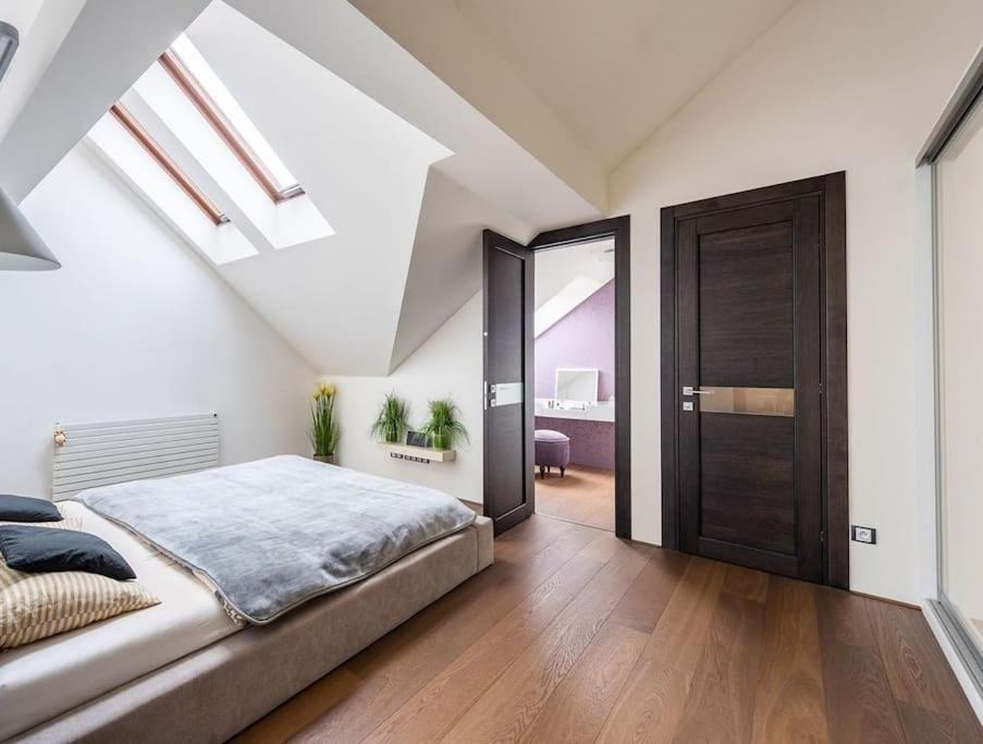 Luxusni S Terasou A Garazi Apartmán